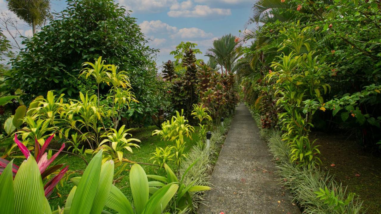 Hotel Rancho Cerro Azul La Fortuna Bagian luar foto