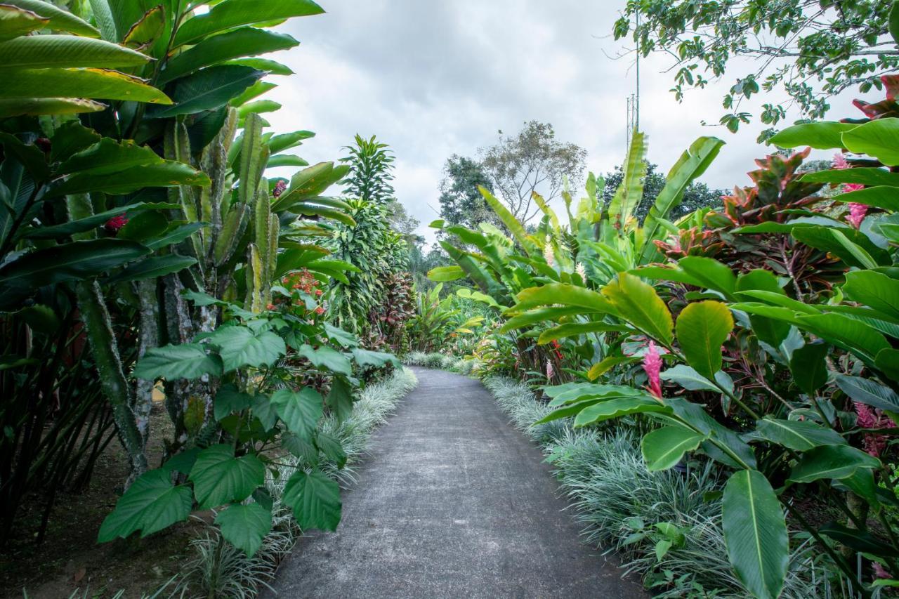 Hotel Rancho Cerro Azul La Fortuna Bagian luar foto